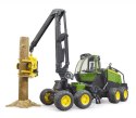 Harwester John Deere 1270G z konarem drzewa